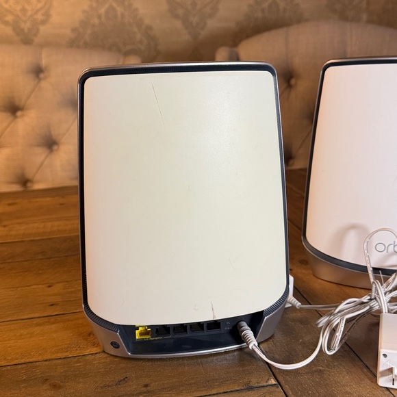 Orbi Router RBR850 and 2 Satellites RBS850 - Picture 3 of 9